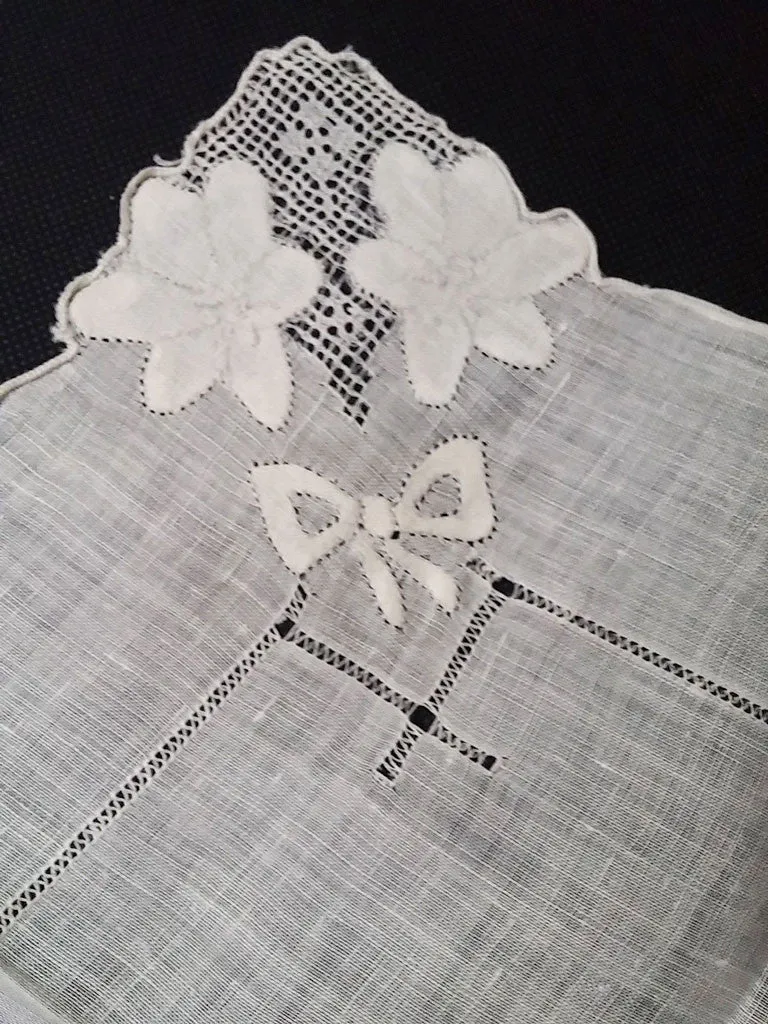 *VINTAGE DRAWN THREAD WORK CRISP HANDKERCHIEF WITH APPLIQUES & BOWS